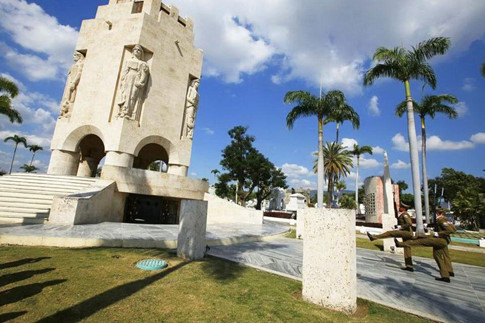 Theo hãng Thông tấn xã Cuba Prensa Latina, được khánh thành vào tháng 4/1868, Santa Ifigenia là một trong những nghĩa trang lâu đời nhất ở Cuba. Đây cũng là nơi an nghỉ của người anh hùng dân tộc Jose Marti. Ảnh: Một góc trong nghĩa trang Santa Ifigenia. (Nguồn ảnh: Press Latina).