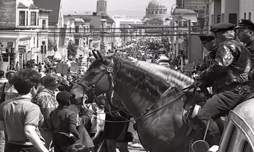 Cảnh sát Mỹ giám sát dòng người biểu tình phản đối Chiến tranh Việt Nam ở San Francisco hồi tháng 4/1967.