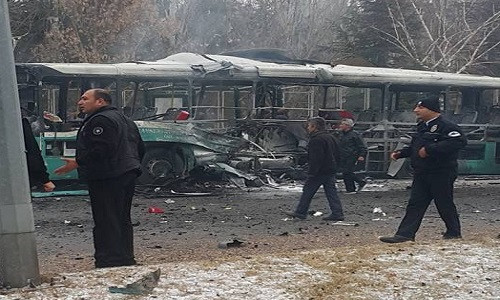 Ngay sau khi vụ nổ bom xảy ra, cảnh sát và nhân viên y tế, xe cứu thương mau chóng được điều động tới hiện trường. Ảnh: Twitter.