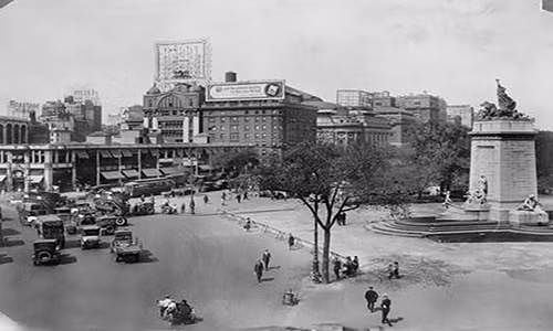 Cảnh tấp nập người xe ở vùng Columbus Circle, New York, năm 1921.