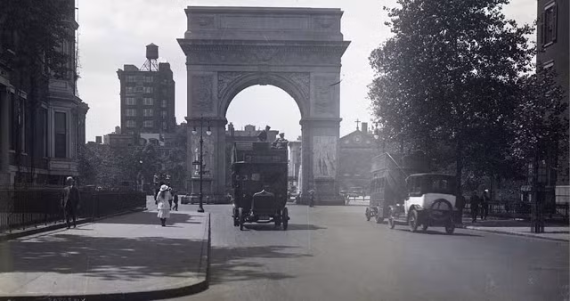 Quang cảnh ở Đại lộ 5 hướng tới Quảng trường Washington năm 1920.