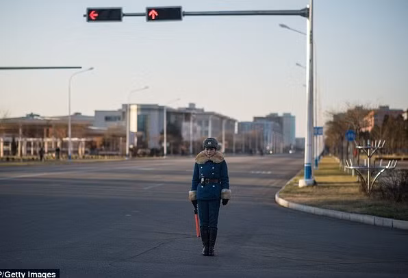 Hình ảnh nữ cảnh sát giao thông ở Triều Tiên.