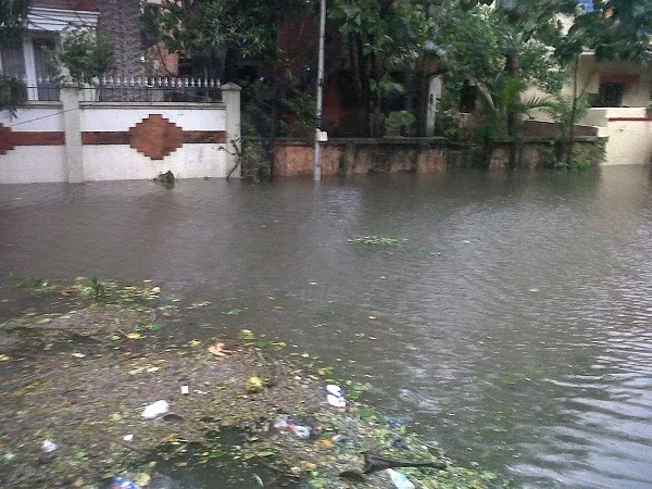 Theo Cơ quan Quản lý Thảm họa Quốc gia Ấn Độ, cơn bão nhiệt đới Vardah với sức gió mạnh lên tới 140 km/h đã tấn công thành phố biển Chennai và nhiều khu vực khác. Ảnh: CNN.