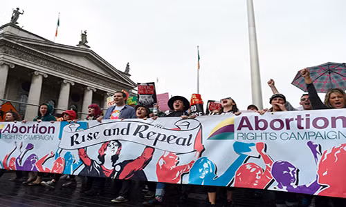 Ireland, một trong những quốc gia Châu Âu có luật cấm nạo phá thai nghiêm ngặt nhất, chỉ cho phép phụ nữ phá thai trong trường hợp tính mạng của họ bị đe dọa.