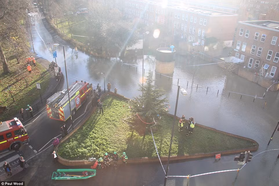 Ảnh chụp trên cao cho thấy một khu vực ngập lụt ở phố Stoke Newington. Lực lượng cứu hộ đã được triển khai tới hiện trường.