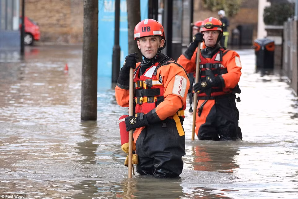 Khoảng 40 nhân viên cứu họ đã khẩn trương được huy động tới những khu vực bị ảnh hưởng để giúp sơ tán người dân và cố gắng giảm thiểu tối đa thiệt hại do sự cố gây ra.