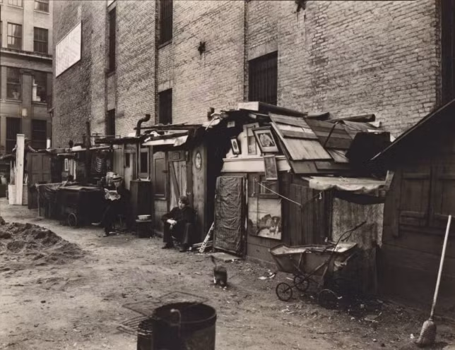 Những người đàn ông thất nghiệp ngồi bên ngoài ngôi nhà tạm bợ ở Manhattan, thành phố New York, năm 1935.