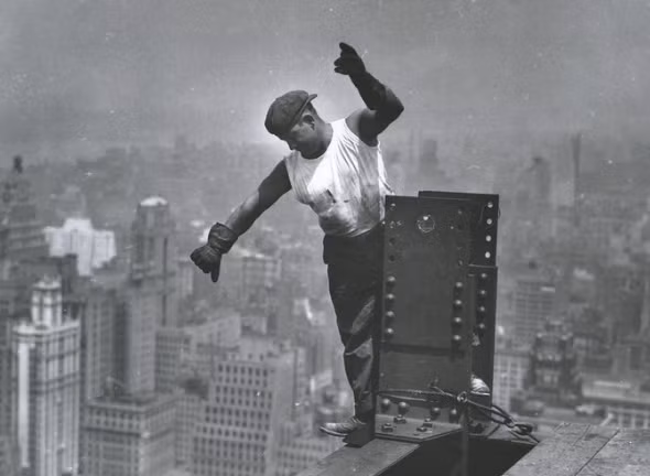 Một công nhân đang làm việc ở tòa nhà Empire State Building năm 1931.