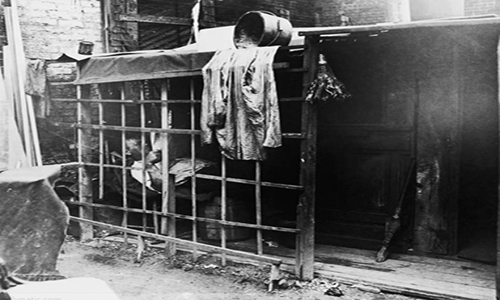 Cuộc Đại suy thoái - thời kỳ suy thoái kinh tế toàn cầu - bắt đầu ở Mỹ và nhanh chóng lan rộng ra toàn Châu Âu cũng như nhiều khu vực trên khắp thế giới. Ảnh: Một người đàn ông thất nghiệp đọc báo trong túp lều lụp xụp của ông ở thành phố New York năm 1933.