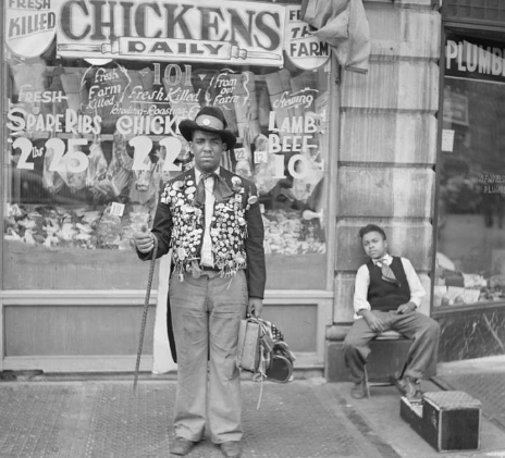 Hai người đàn ông vạ vật bên ngoài một cửa hàng gà năm 1938.