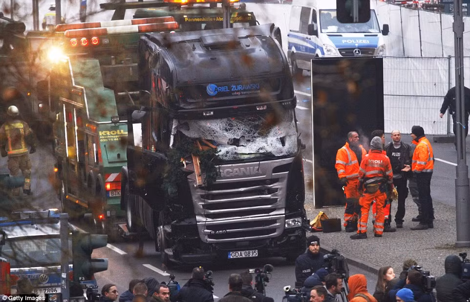 Trước đó, ngày 19/12, một chiếc xe tải lao vào đám đông trong một khu chợ Giáng sinh đông đúc ở thủ đô Berlin, khiến ít nhất 12 người thiệt mạng và 48 người khác bị thương.