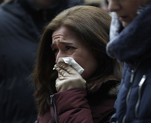 Người phụ nữ bật khóc sau vụ khủng bố ở Berlin hôm 19/12.