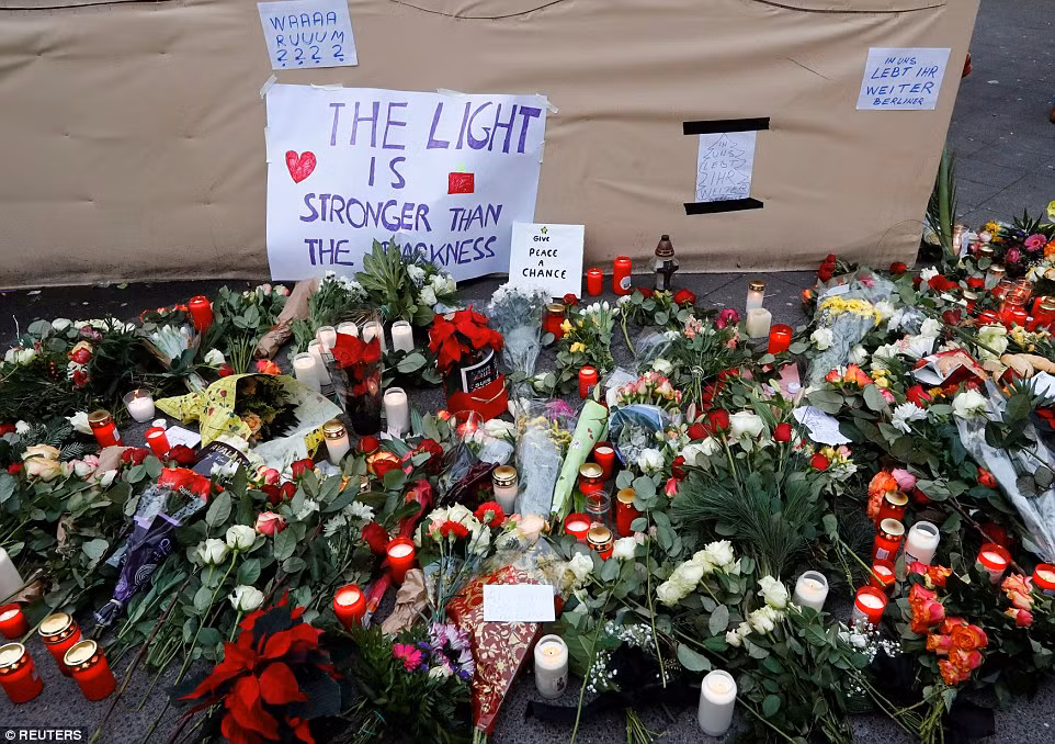 Hàng trăm người dân Berlin đã đến hiện trường vụ đâm xe để tưởng niệm những người đã mất.