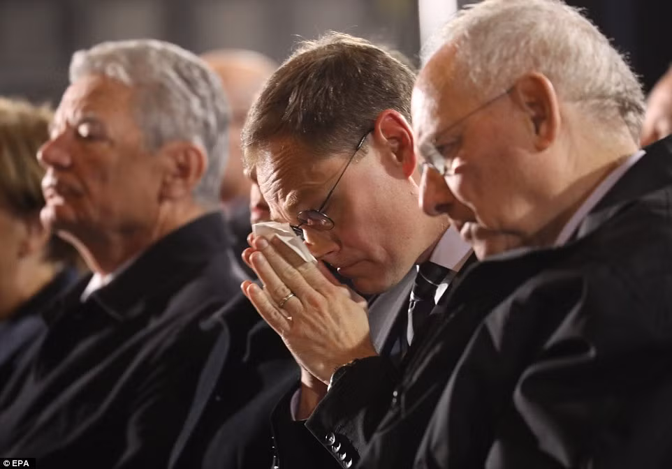 Thị trưởng Berlin Michael Muller (giữa) cùng các quan chức Đức khác tham dự buổi lễ tưởng niệm.