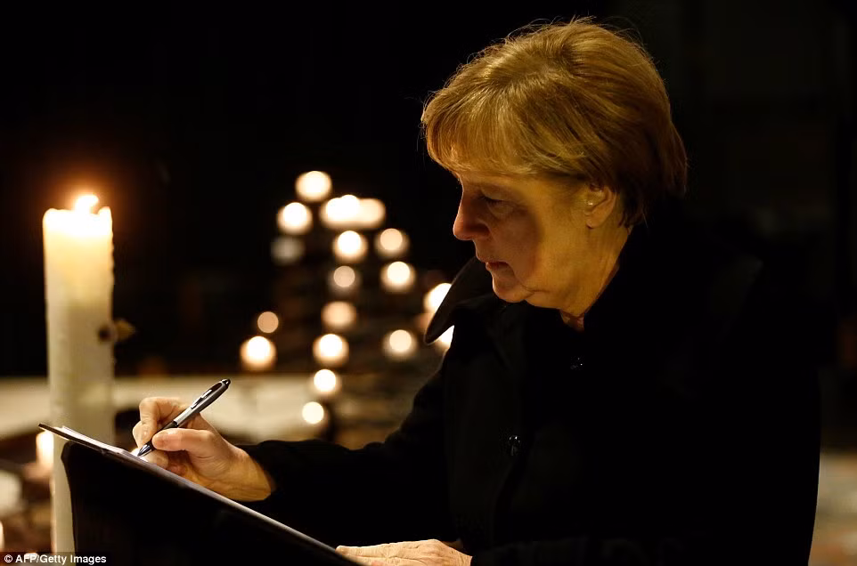 Thủ tướng Angela Merkel tại nhà thờ Kaiser Wilhelm Memorial tối 20/12.