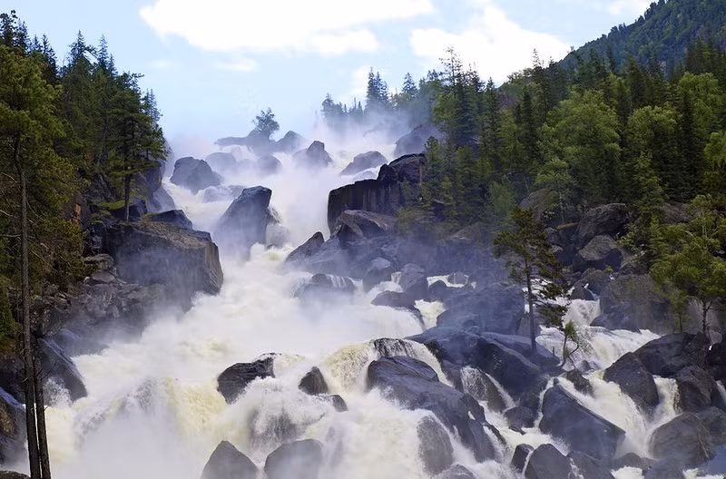 Khung cảnh tuyệt đẹp ở thác nước Uchar, Altai. Thác nước này có chiều cao 160 mét.