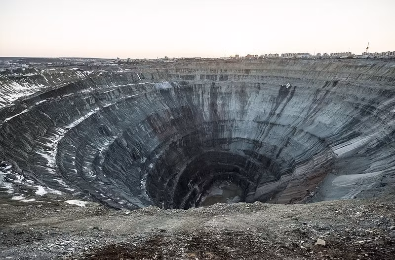 Mỏ kim cương ở Mirny, Nga, có độ sâu 525 mét và đường kính 1.200 mét. Đây là một trong những mỏ lớn nhất thế giới.