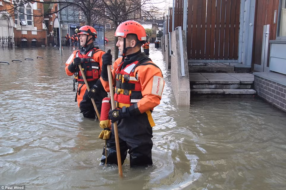 Một quan chức cho hay, nước lũ đã tràn vào tầng hầm của nhiều tòa nhà trong thành phố.