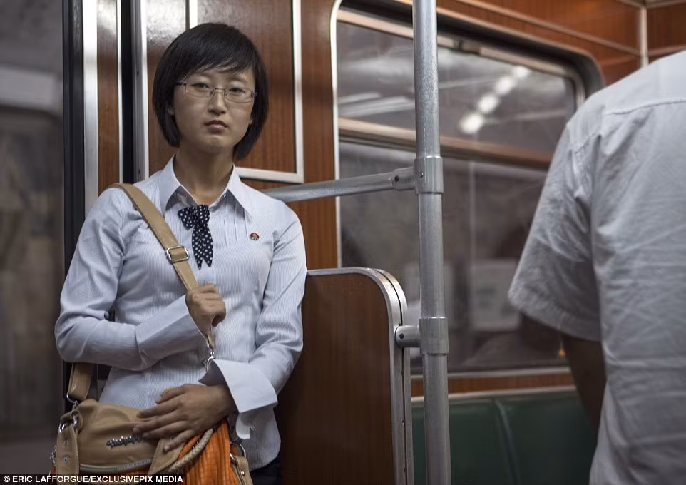 Trong ảnh là Kim, 20 tuổi, một sinh viên đại học ở Triều Tiên. (Nguồn ảnh: Daily Mail)