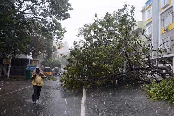 Được biết, hơn 170 trại tị nạn đã được thiết lập ở Chennai. Các đội cứu hộ đã được huy động tới các bang Tamil Nadu và Andhra Pradesh. Ảnh: AJ.