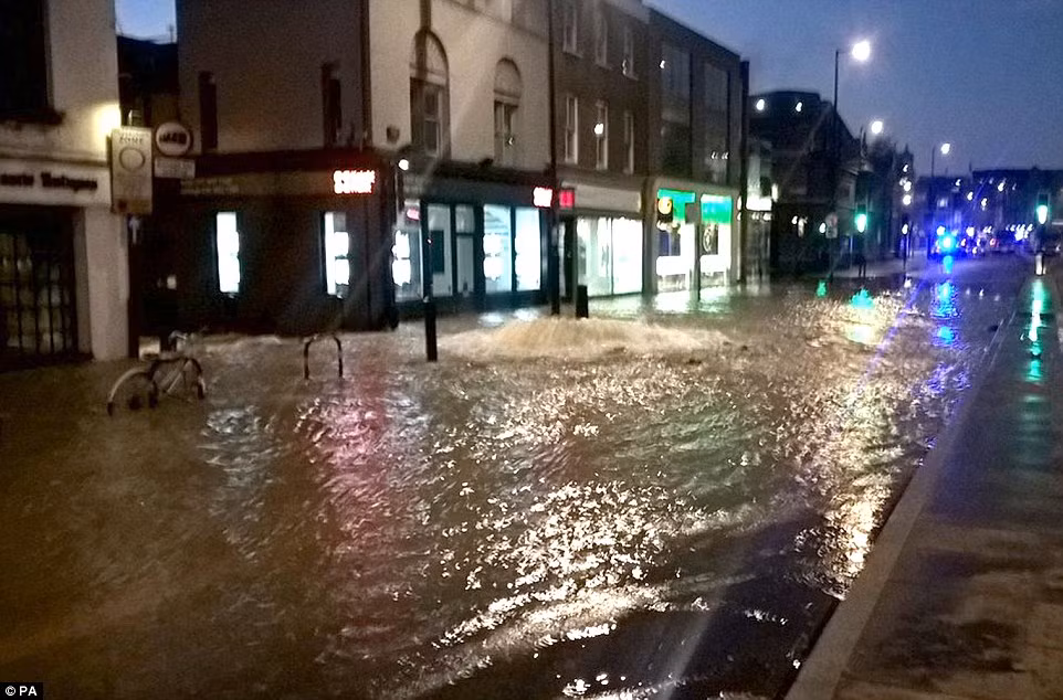 Cảnh tượng khiến nhiều người liên tưởng đến bối cảnh một bộ phim về thảm họa.