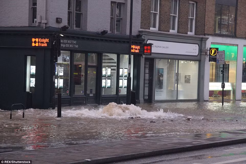 Cảnh tượng “phố biến thành sông” ở thủ đô London ngày 5/12.