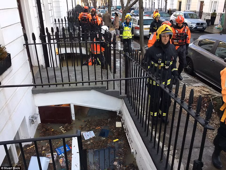 Đông đảo cảnh sát và lực lượng cứu hộ đã được triển khai để hỗ trợ người dân London.