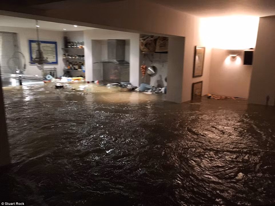 Tầng hầm của một tòa nhà ở Islington bị ngập sâu tới 2 mét. Được biết, nước lũ đã làm ngập hàng chục ngôi nhà trị giá nhiều triệu bảng Anh trong thành phố.