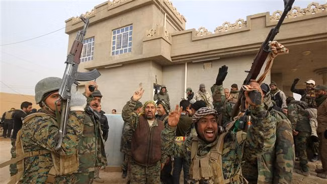 Lực lượng tình nguyện Iraq Hashd al-Shaabi ăn mừng chiến thắng ở làng Shwah, phía nam thành phố Tal Afar, ngày 13/12. Ảnh: Press TV.