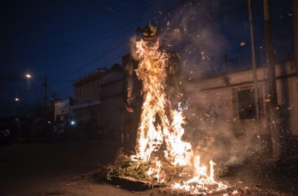 Lễ hội La Quema del Diablo ở Guatemala được tổ chức vào ngày 7/12 hàng năm. Trong lễ hội này, các gia đình sẽ đốt giấy và các hình nộm lớn để loại bỏ những điều tồi tệ trong năm cũ và bắt đầu một năm mới.