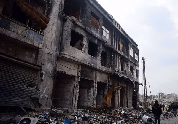 Một tòa nhà đổ nát ở Aleppo.