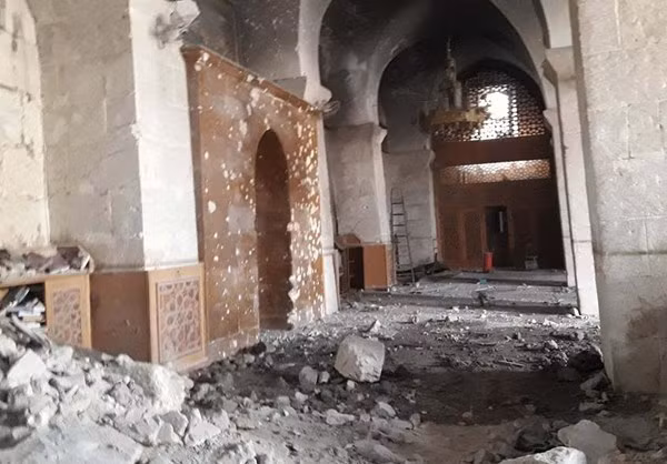 Gạch vỡ ngổn ngang trong một tòa nhà ở Aleppo.