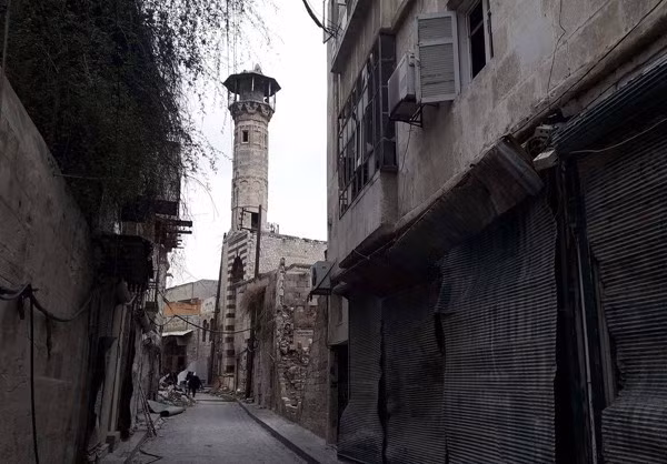 Một con ngõ vắng vẻ ở thành phố Aleppo sau giải phóng.