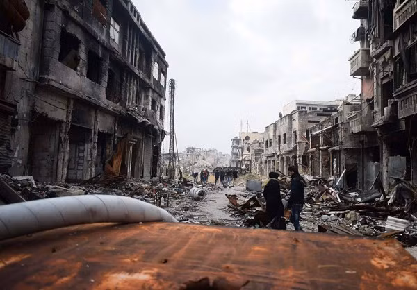 Đống gạch vỡ ngổn ngang trên đường phố Aleppo sau giải phóng.