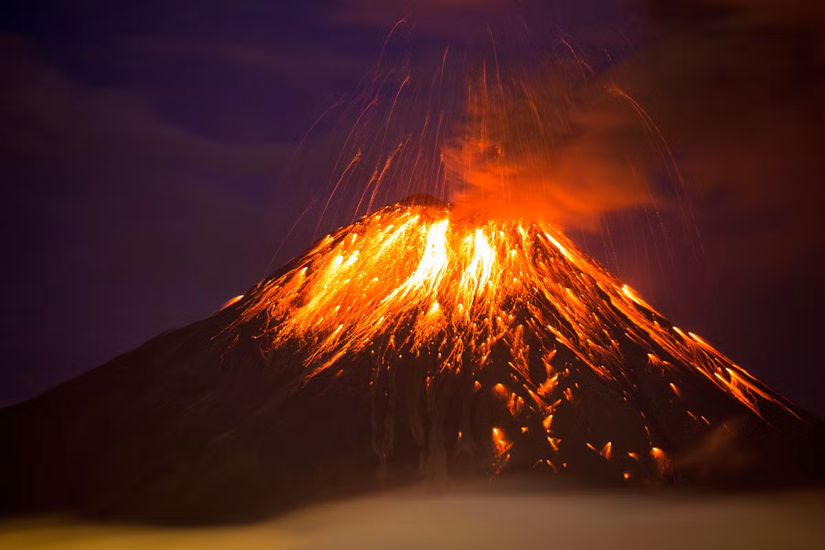 Núi lửa Tungurahua ở Huambalo, Ecuador, phun trào khói bụi và dung nham ngày 27/2/2016.