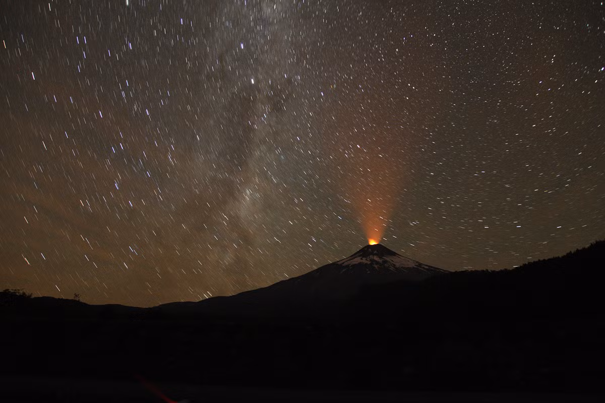 Hình ảnh núi lửa Villarrica ở Chile được chụp từ Pucon, cách Santiago khoảng 800 km về phía nam, ngày 4/4.
