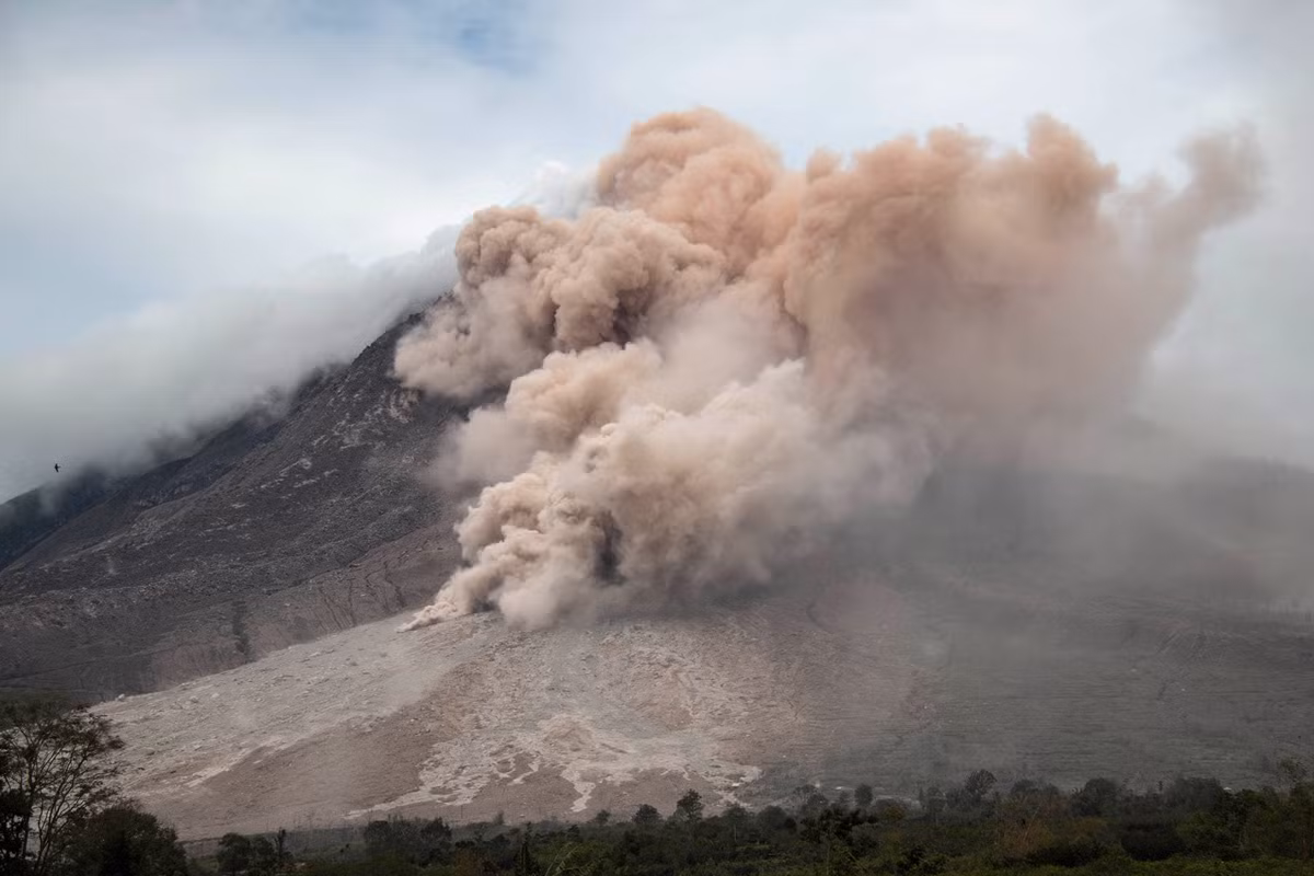 Núi lửa Sinabung trên đảo Sumatra lúc phun trào ngày 31/10/2016.