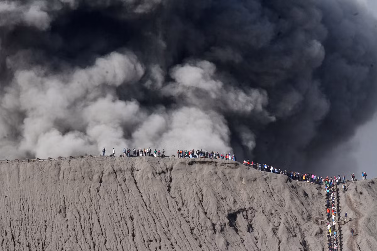Đông đảo người dân đứng xem núi lửa Bromo ở Probolinggo, Indonesia, phun trào ngày 12/7/2016.