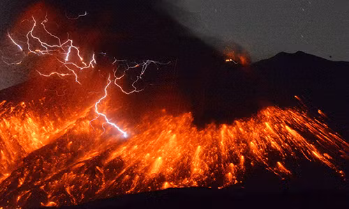 Cảnh tượng đáng kinh ngạc khi núi lửa Sakurajima phun trào. Bức ảnh được chụp từ thành phố Tarumizu, tỉnh Kagoshima, Nhật Bản, ngày 5/2.