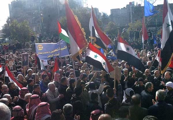 Quốc kỳ Syria tung bay trong ngày vui chiến thắng.