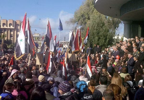 Rất đông người đổ ra đường phố vẫy cờ, hò reo trong niềm vui chiến thắng.