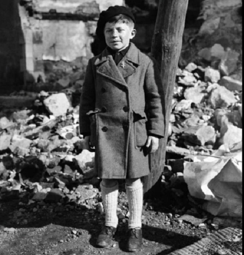 Roger Godfrin là người duy nhất sống sót trong vụ thảm sát do lính Đức Quốc xã thực hiện tại một nhà thờ ở Oradour sur Glane, Pháp, ngày 10/6/1944.