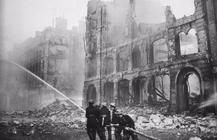 Lính cứu hỏa dập lửa sau vụ đánh bom ở London (Anh) năm 1941.