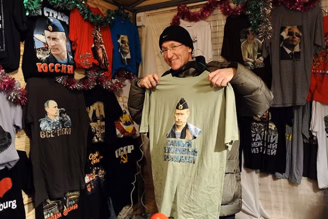 Người dân Nga rất yêu mến Tổng thống Putin. Hình ảnh Tổng thống Putin xuất hiện ngập tràn ở nước Nga. Nhiều mặt hàng, từ áo phông cho tới vỏ điện thoại iPhone,... đều in hình ông Putin. Ảnh: ATI.