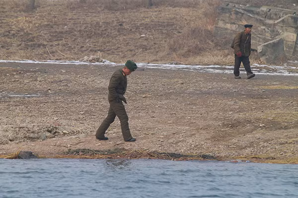 Khi đi thuyền trên sông Áp Lục, du khách có thể phần nào cảm nhận cuộc sống người dân Triều Tiên ở vùng thôn quê bên bờ sông.