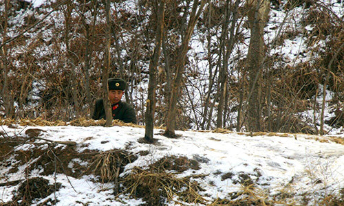 Một binh sĩ Triều Tiên đứng bên bờ sông Áp Lục quan sát.