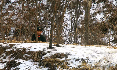 Một binh sĩ Triều Tiên đứng bên bờ sông Áp Lục quan sát.