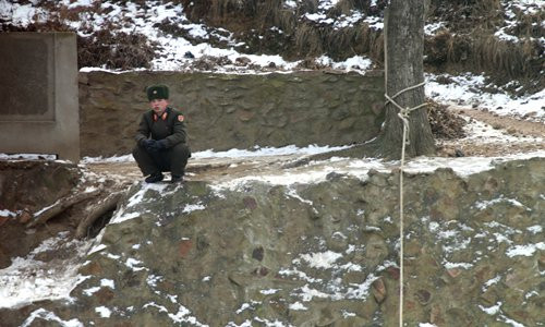 Binh sĩ Triều Tiên ngồi quan sát phía bên kia sông.