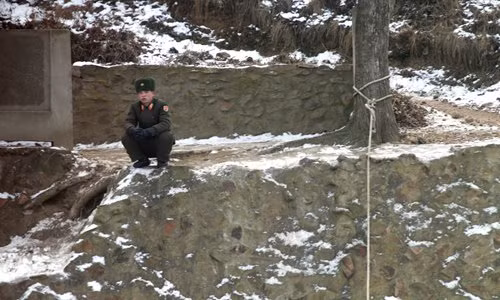 Binh sĩ Triều Tiên ngồi quan sát phía bên kia sông.