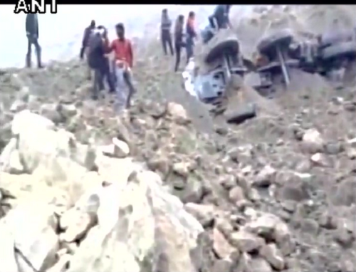 Nhiều người bị thương đã được đưa tới bệnh viện. Khoảng 50 người được cho là vẫn mắc kẹt trong đống đổ nát. Ảnh: ANI.